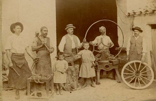 atelier de Forgeron et Maréchal-Ferrant qui employait en 1908 (date de la photo) 4 employés : 2 européens et 2 arabes.
