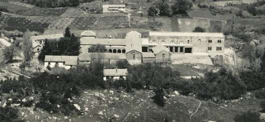 les bâtiments d'exploitation et sur le monastère.