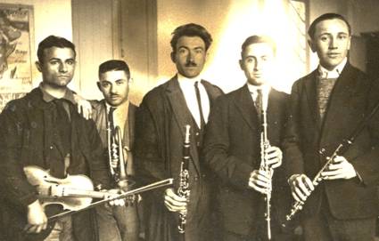 une brochette d'élèves volontaires pour bénéficier, vers 1925, d'une initiation à la pratique d'un instrument de musique