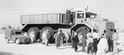 c'est Berliet seul qui a construit les " géants du désert " capables de transporter 40 tonnes de charge utile pour 61 tonnes de poids à vide. 
