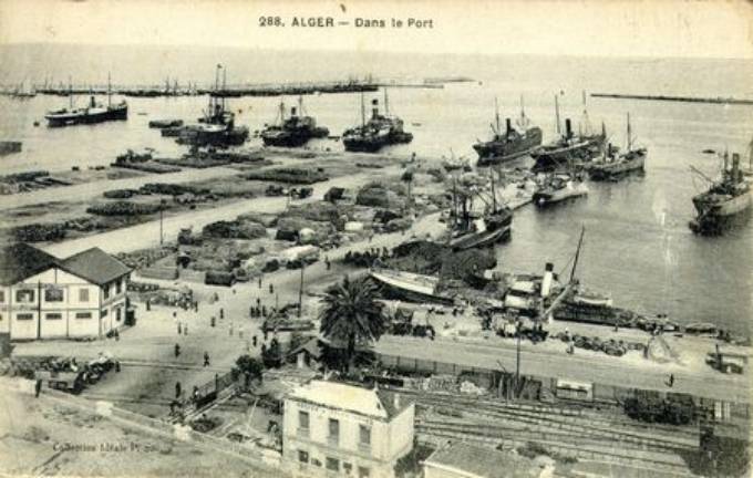 Au niveau du môle Al Djefna, devant les bâtiments de l'entreprise Prosper-Durand, la voie des C.F.R.A. se rapprochant des quais avec un embranchement pour la desserte du port marchand. Au premier plan, les deux voies des PLM-EA pénétrant dans l'enceinte de la gare d'Alger. 