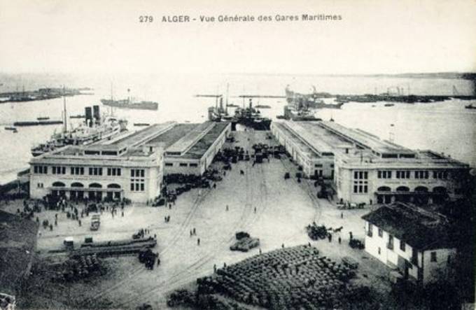 Après l'édification des gares maritimes sur le môle Al Djefna, double réseau des dessertes des CFRA (à gauche et à droite le long des bâtiments) avec, au centre, les voies du PLM-E