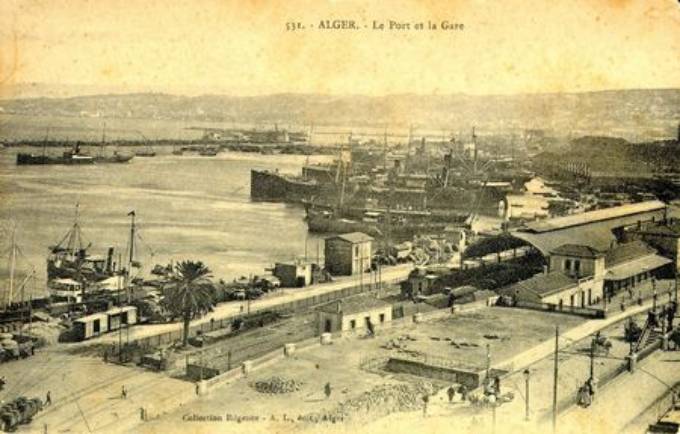 Sur cette vue de l'arrière gare, côté Pêcherie, à gauche, la voie principale des C.F.R.A. et l'embranchement desservant les quais marchands et, plus bas, les deux voies du PLM-EA pénétrant dans l'enceinte de la gare d'Alger. 
