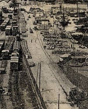 Détail de l'image précédente montrant , à droite, la voie principale des C.F.R.A. entre la gare et le quai.