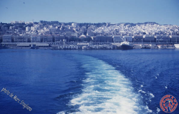 Alger, le port, les immeubles comme contenus par la muraille du Front de Mer