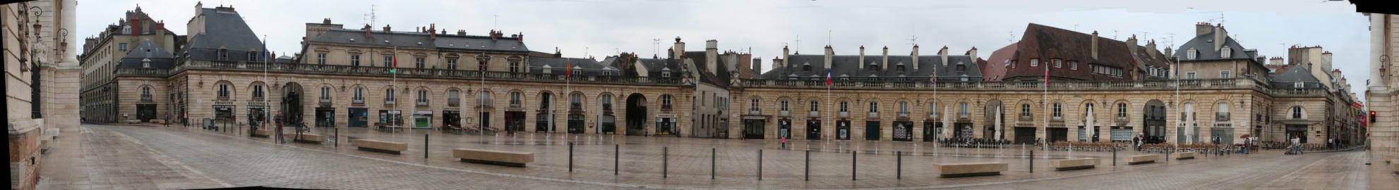 Dijon, place de la Libération, ex place Royale. Place en hémicycle conçue en 1685 par Jules Hardouin Mansart.