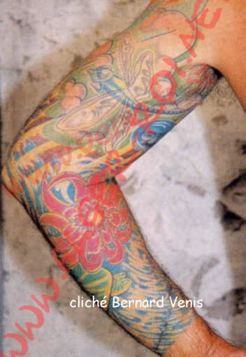 tatouage, vue du bras gauche