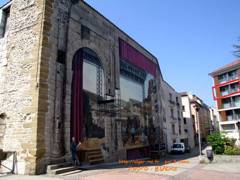 Mur peint en trompe l'oeil du théâtre municipal. 